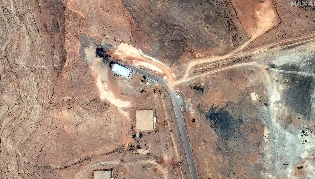 لماذا لم يستخدم الجيش الأميركي قنابل خارقة للتحصينات بضرب موقع أصفهان النووي؟