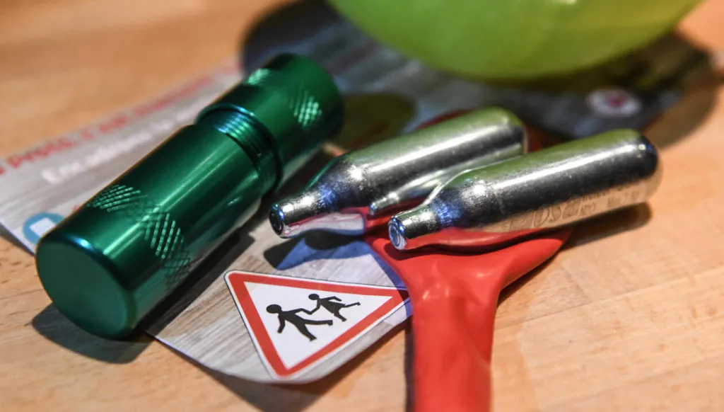 قيود على استخدام "غاز الضحك" في هذا البلد...   أضرار خطيرة