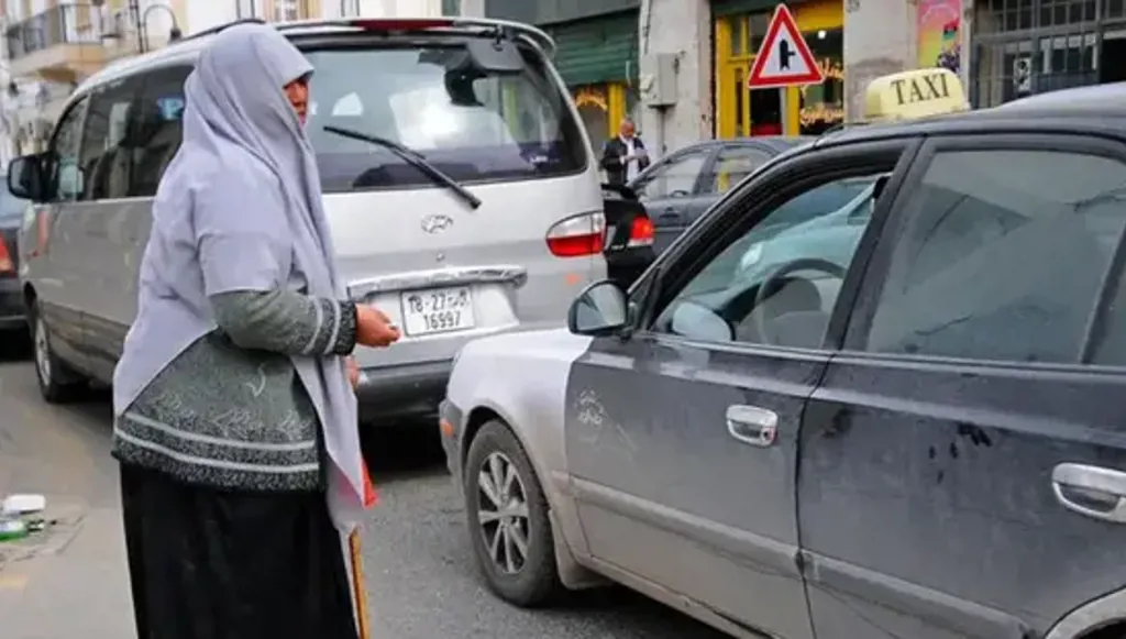 ظاهرة مستجدّة في بلد "غنيّ"... ليبيّون يتسوّلون على أبواب المساجد والمراكز التجاريّة
