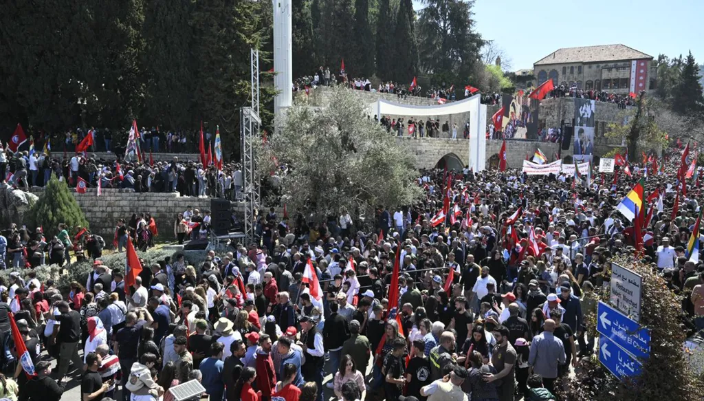 وليد جنبلاط لـ"بني معروف" في ذكرى المعلّم الشهيد: حافظوا على هويتكم العربية واحذروا  استخدامكم إسفيناً لتقسيم سوريا