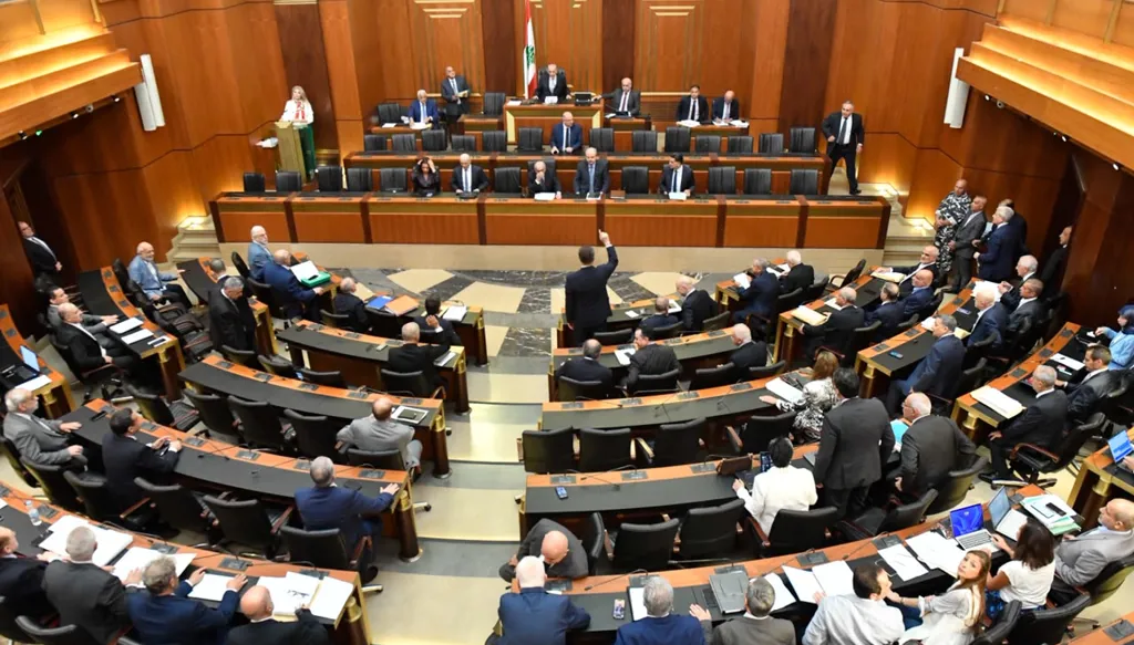 مجلس النواب اللبناني يقرّ قانون الإعلام بلا تعديلات... ومنسى يغيب عن الجلسة