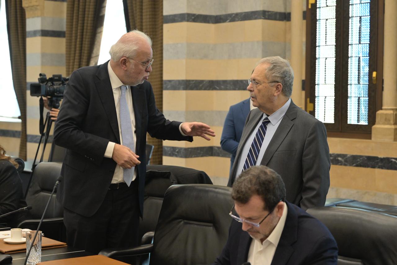 حوارات جانبية على هامش الجلسة (نبيل اسماعيل)