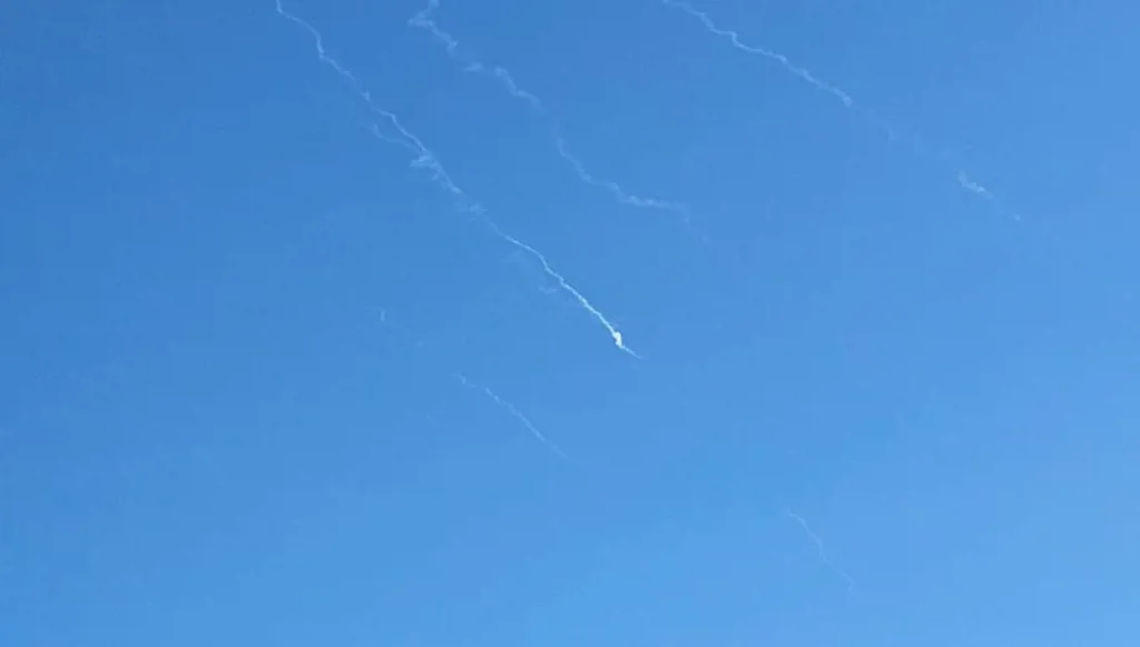 إعلام إسرائيلي: إطلاق 10 صواريخ على الأقل من إيران وسلاح الجو يعمل على اعتراضها