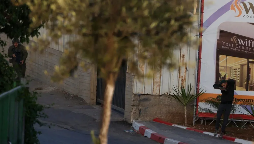 خلال عملية إطلاق النار في الخليل (إعلام فلسطيني).
