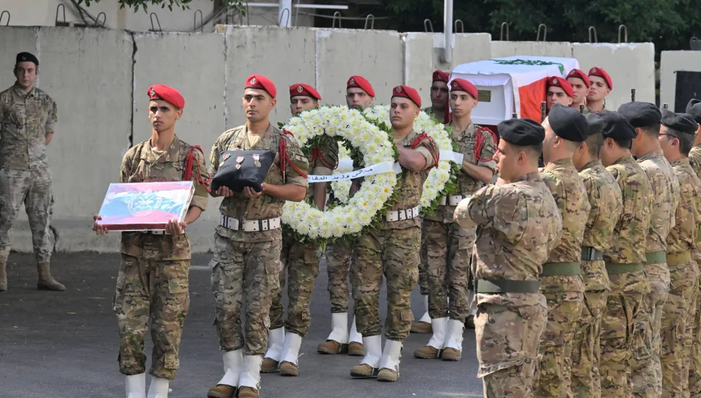 الجيش اللبناني يشيّع شهداءه الذين سقطوا في وادي زبقين (صور)