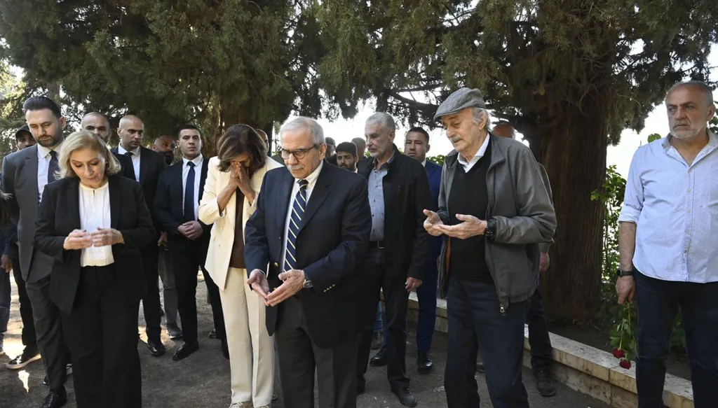 سلام في المختارة.. لقاء مع جنبلاط وزيارة لضريح "المعلم"