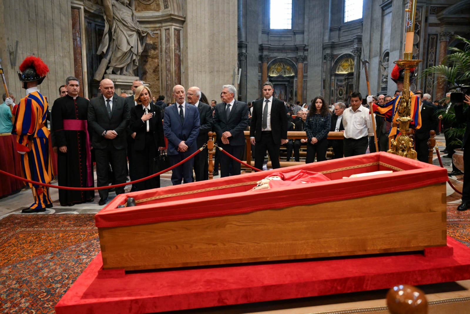 رئيس الجمهورية واللبنانية الأولى ألقيا النظرة الأخيرة على جثمان البابا فرنسيس (الرئاسة اللبنانية).