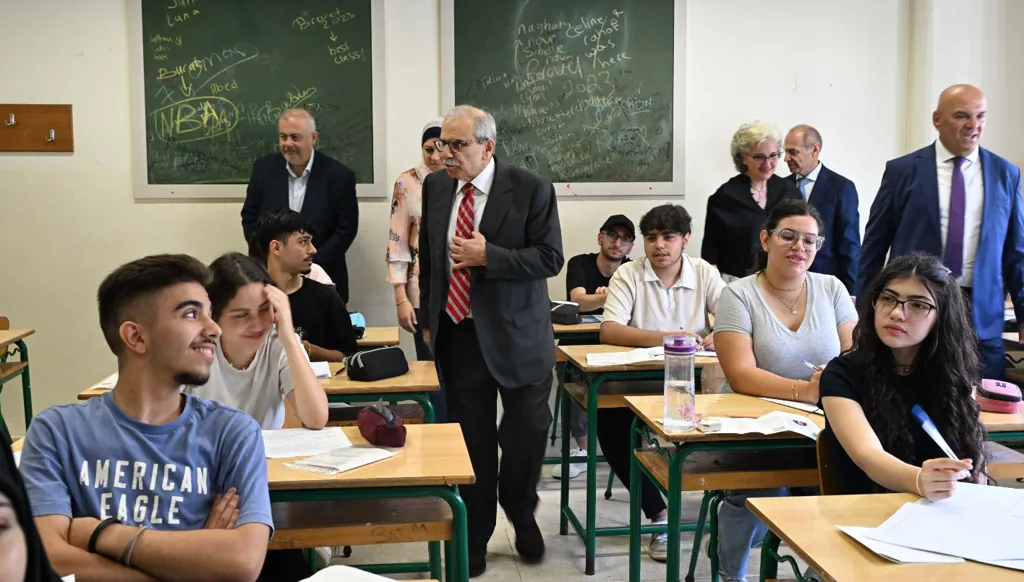 سلام يتفقد الامتحانات في ثانوية شكيب أرسلان في فردان (حسام شبارو).