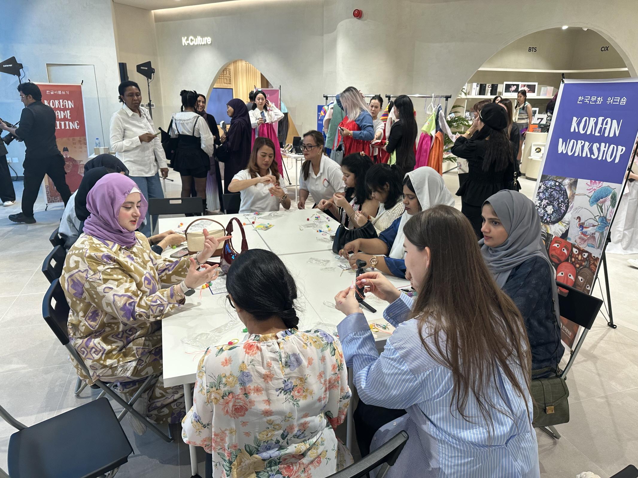 ورشة تفاعلية في KOREA360 تجمع أنشطة مستوحاة من اللغة والأزياء والحرف الكورية. (Korean Cultural Center UAE)