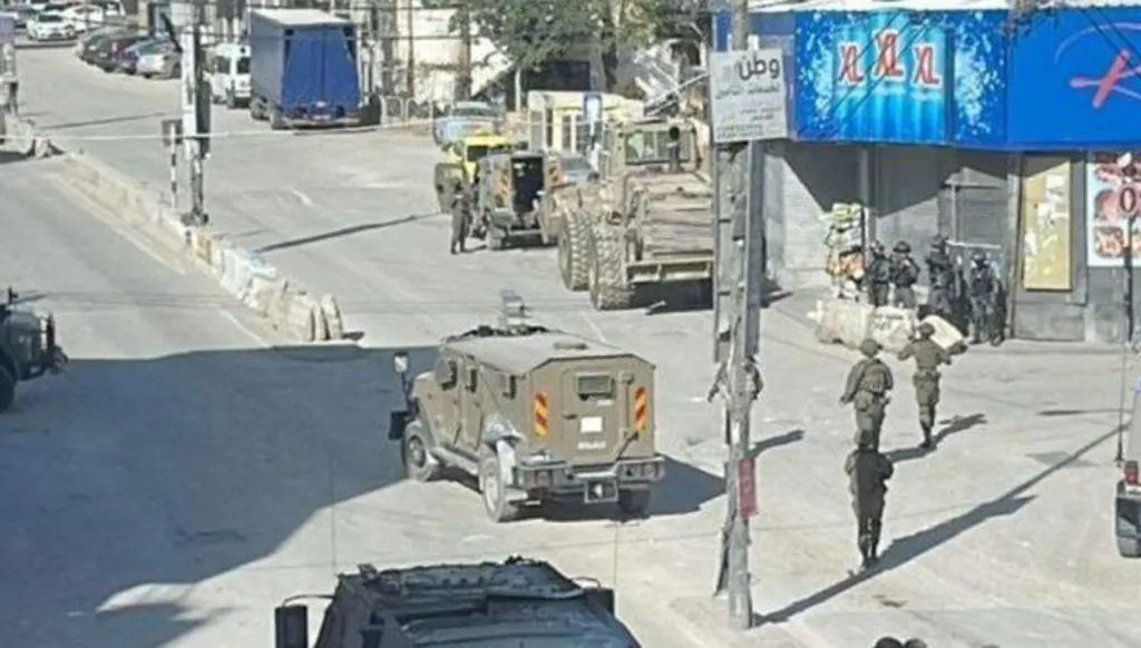 بالفيديو... إصابة 3 فلسطينيين باقتحام إسرائيلي لمخيم قلنديا وكفر عقب