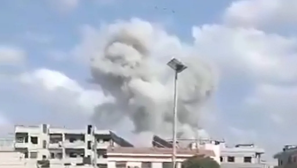 انفجار داخل ثكنة عسكرية مهجورة في حمص... ولا إصابات (فيديو)