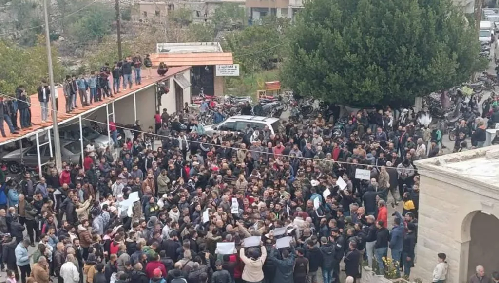 من تظاهرات الساحل (المرصد السوري لحقوق الإنسان).