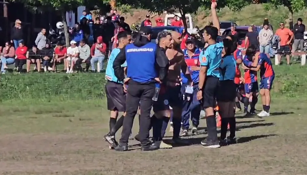 لاعب يفقد أعصابه ويُسقط الحكم بنطحة مروّعة (فيديو)