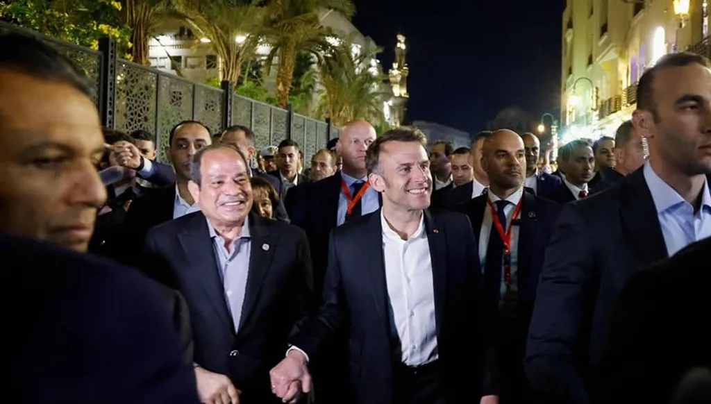 السيسي وماكرون في خان الخليلي (أكس)‏