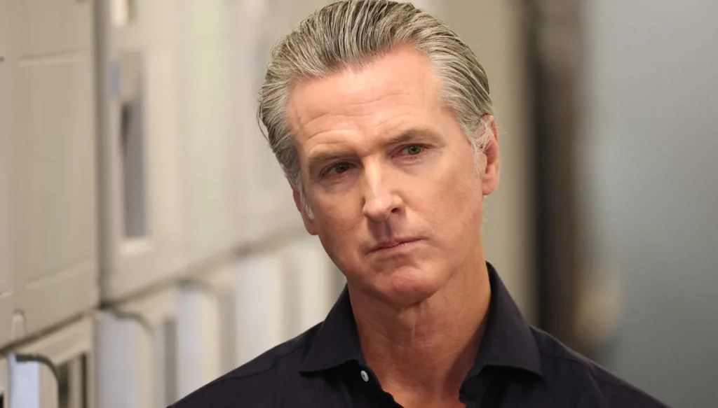 خصم أول لترامب... حاكم كاليفورنيا إلى الواجهة بعد فوز ساحق