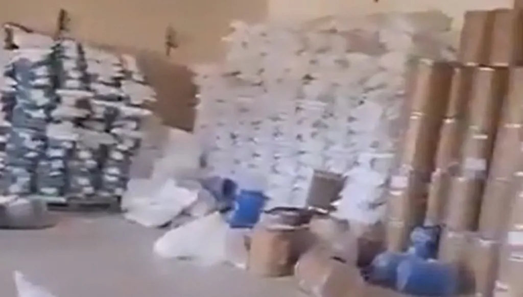 بالفيديو- كمية هائلة من حبوب الكبتاغون والهلوسة في مصنع تابع لماهر الأسد!