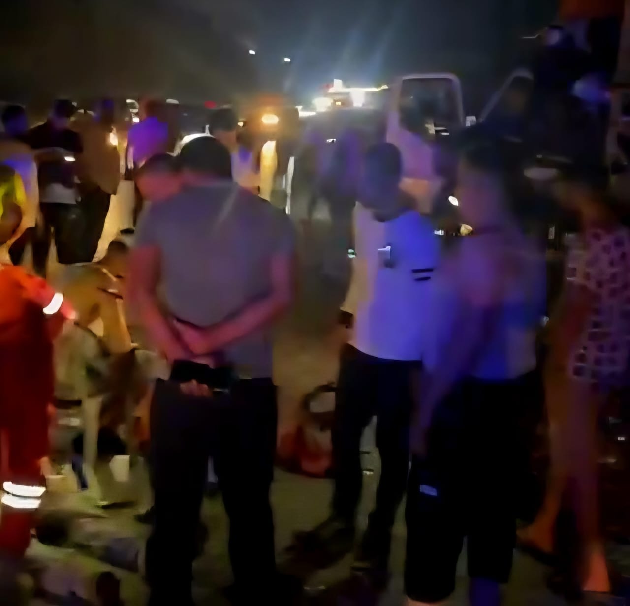 الصليب الأحمر في مكان الحادث لتقديم الرعاية الطبية (النهار)