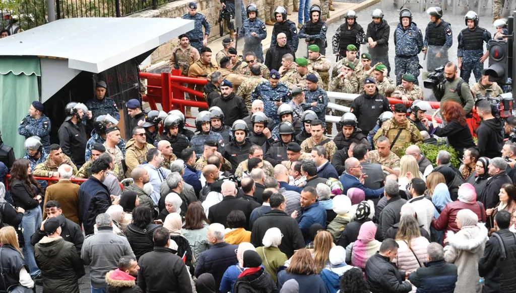 بالفيديو والصور- تدافع بين محتجين وعناصر الجيش اللبناني عند مدخل مجلس النواب
