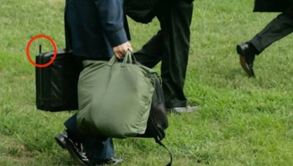 سرّ "الحقيبة السوداء"… درع باليستي متنقّل يرافق الشرع في مهماته الخارجية