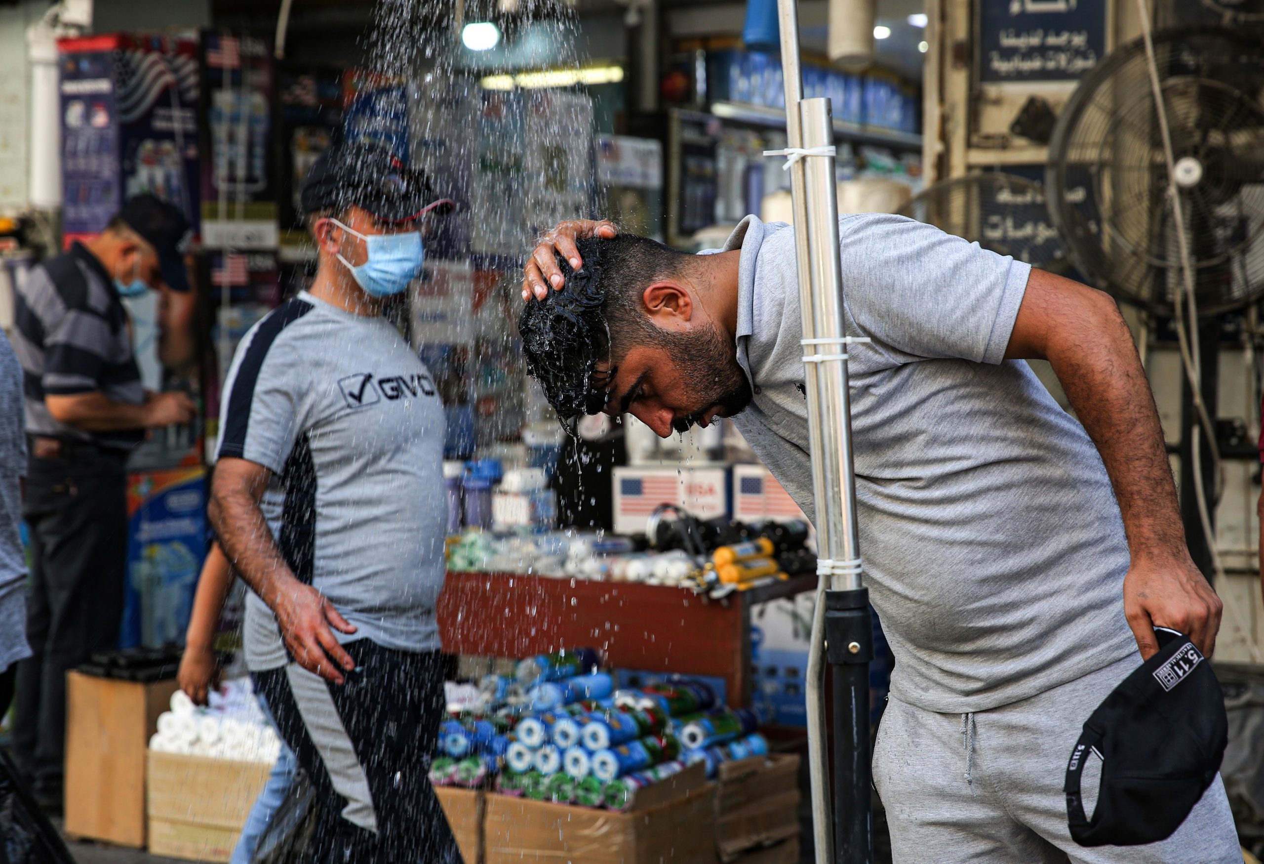 مواطن عراقي يخفف من وطأة الحر  (انترنت)