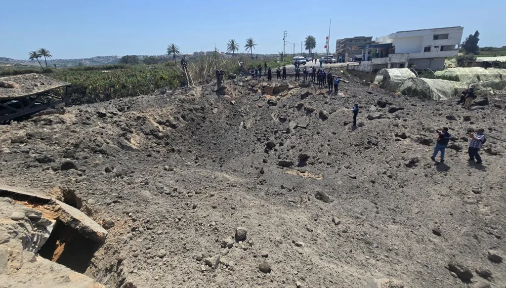 الجيش اللبناني: عزل منطقة جنوب الليطاني بعد استهداف إسرائيل جسر القاسمية البحري