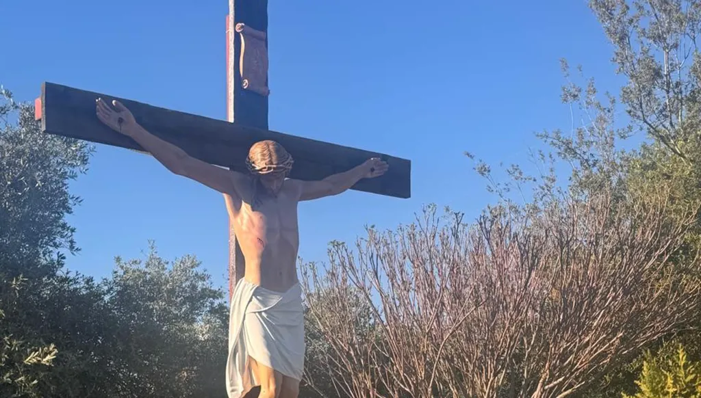 استبدال تمثال للمسيح حطمه جنود إسرائيليون في جنوب لبنان (صور)