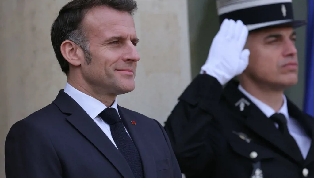 ماكرون: على حزب الله التوقف عن هجماته تجاه إسرائيل
