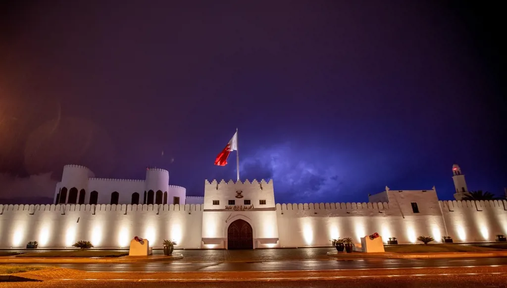 البحرين تُطلق صفارات الإنذار وتدعو للهدوء