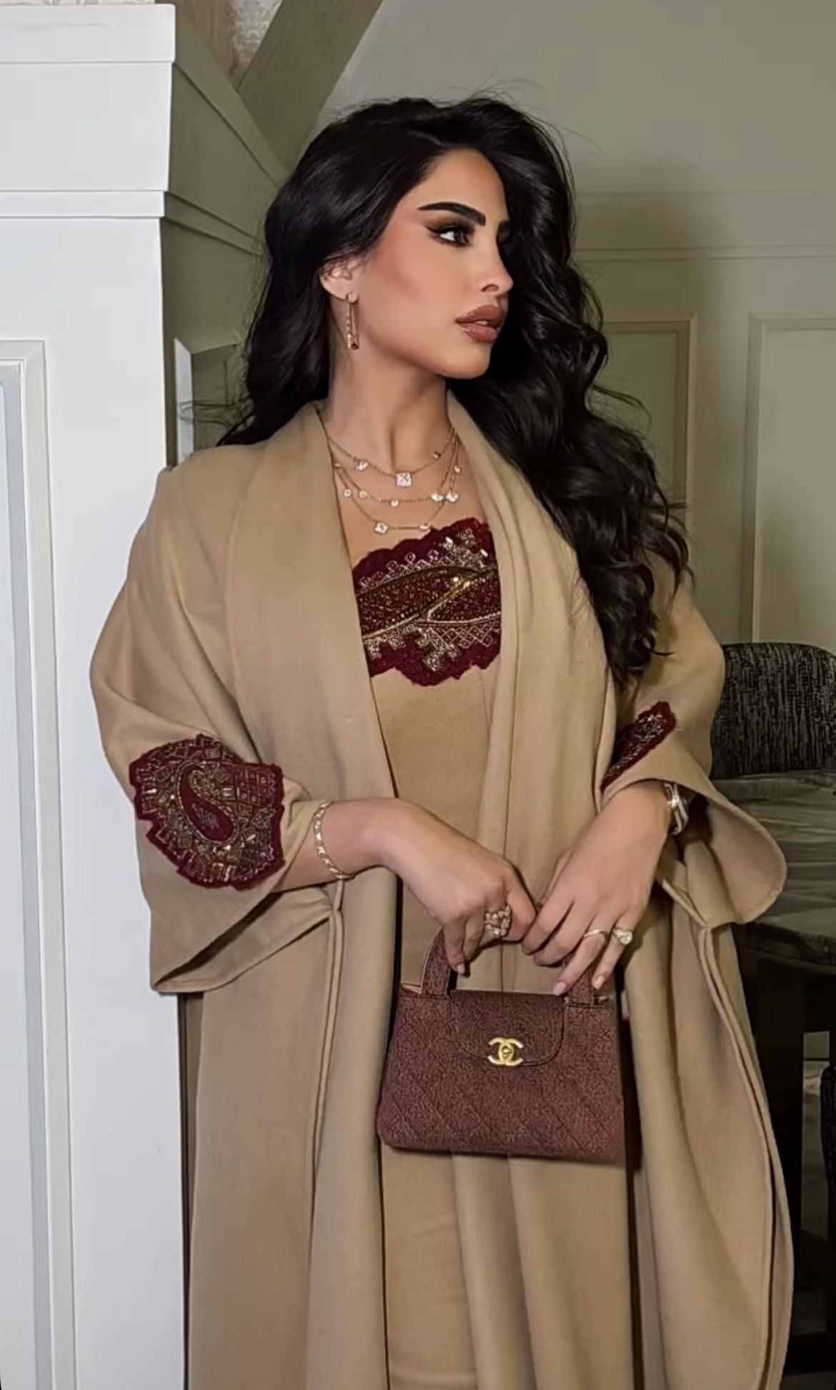 العباية الإماراتية بين الموضة والهوية (Pinterest)