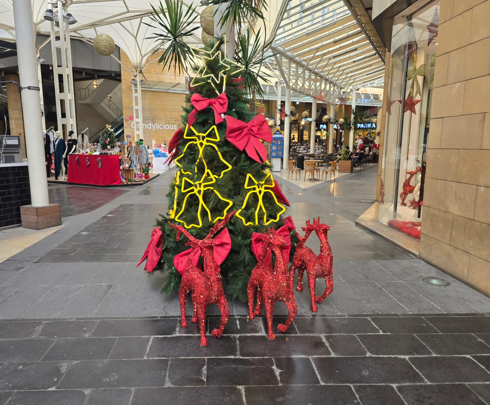 شجرة ميلادية في أحد المراكز التجارية في صيدا.