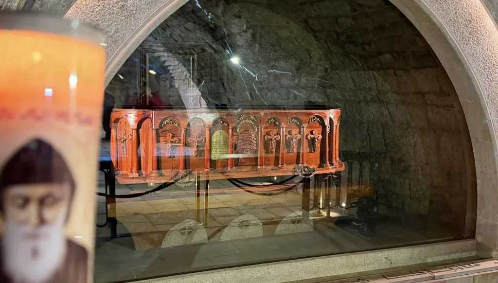 "دير عنايا المشهور" سيستقبل أول حبر أعظم... صلاة إيمان وبخور من أمام ضريح القديس شربل