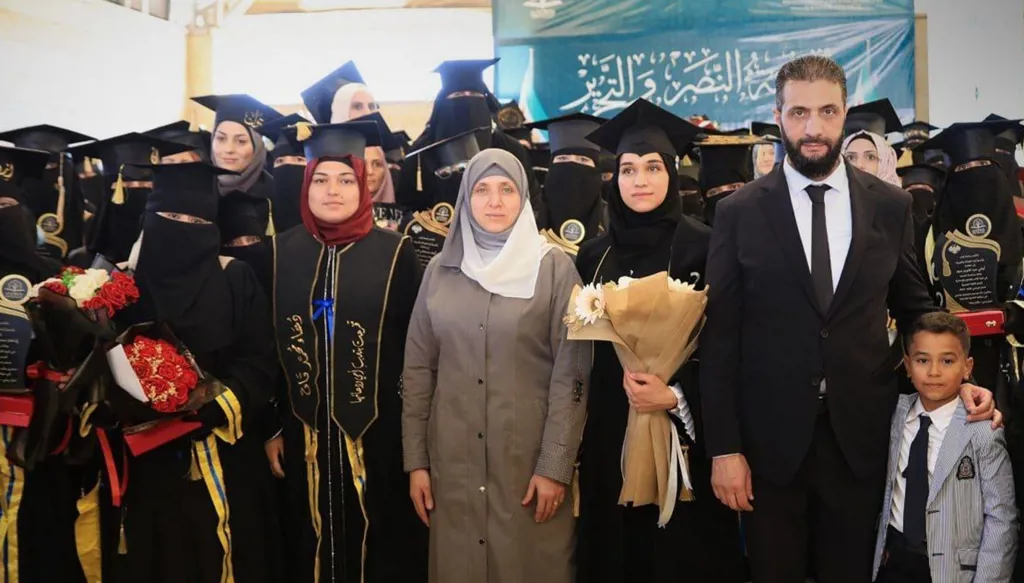 الشرع يحضر حفل تخرّج زوجته في جامعة إدلب (فيديو وصور)
