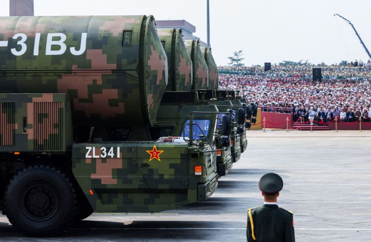 صواريخ نووية صينية معروضة خلال استعراض عسكري في بكين بمناسبة الذكرى الثمانين لنهاية الحرب العالمية الثانية، (رويترز).