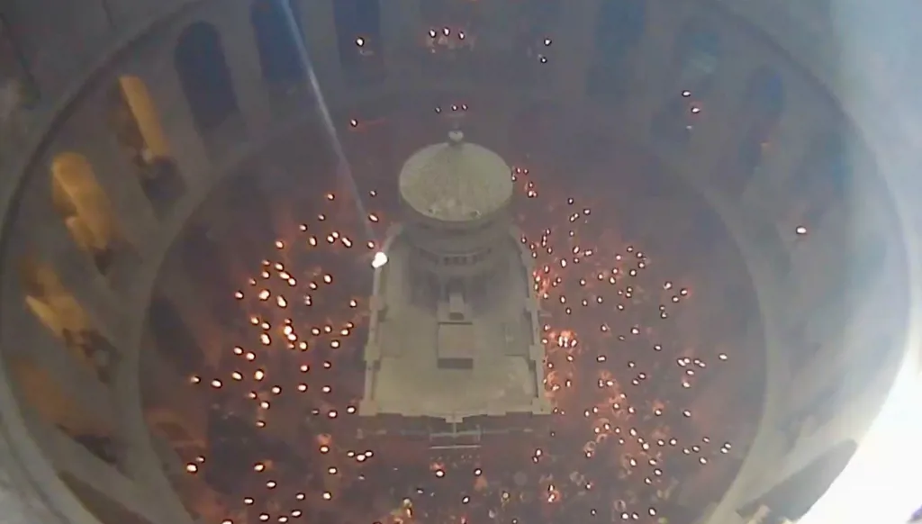 فيض النور من القبر المقدّس في كنيسة القيامة (صور وفيديو)