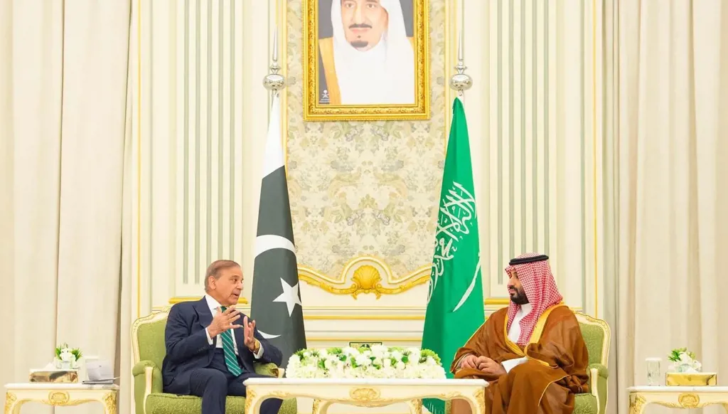 ولي العهد السعودي الأمير محمد بن سلمان مع رئيس الوزراء الباكستاني شهباز شريف في الرياض. (واس)