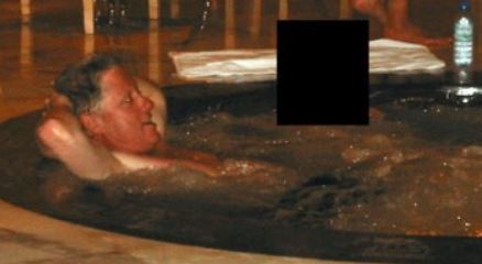 كلينتون في حوض استحمام ساخن، (وزارة العدل الاميركية).