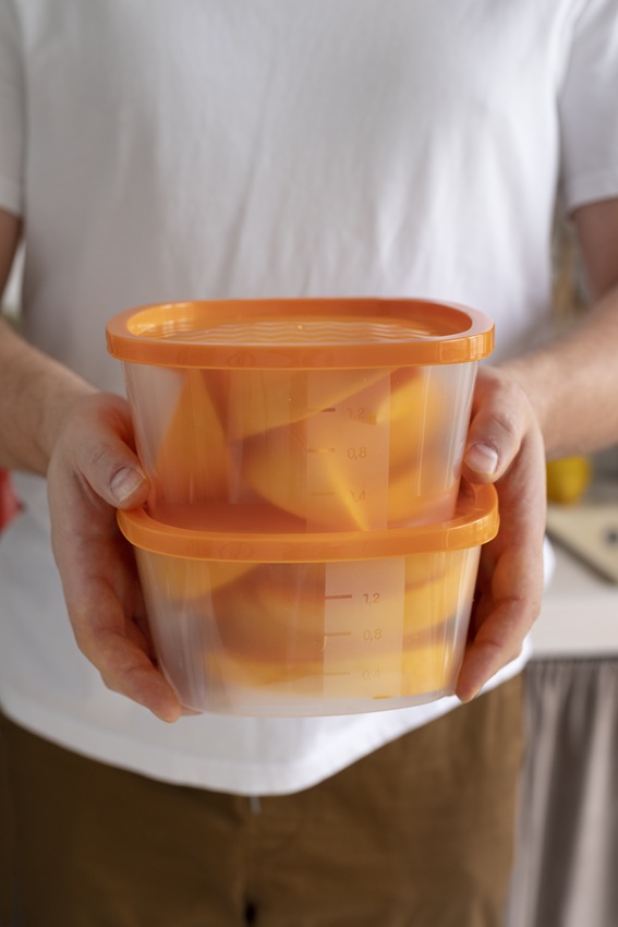 أضرار علب الطعام البلاستيكية (Freepik)