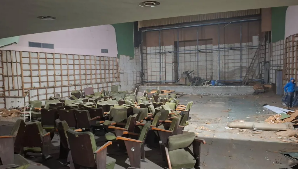 سينما "كولورادو" في طرابلس...  قاعة منسيّة تفرّغ من محتواها