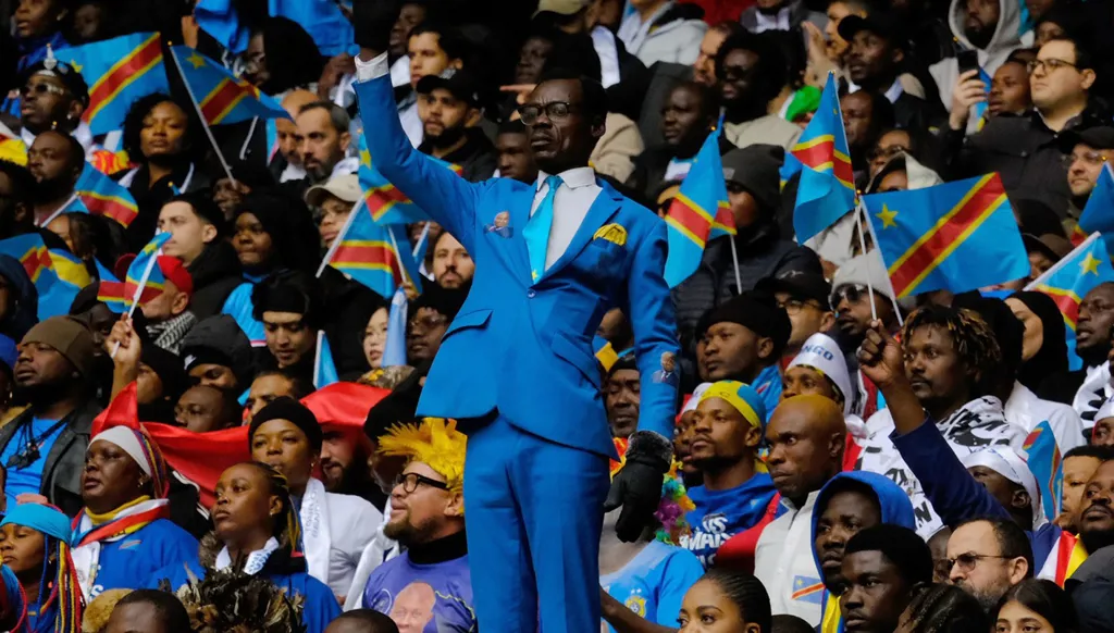 المشجع الكونغولي الشهير "لومومبا" في ضيافة المنتخب الجزائري