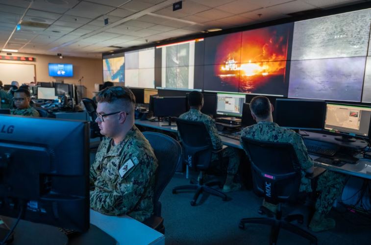 بحارة في نوبة حراسة بمركز العمليات البحرية التابع للقيادة المركزية للقوات البحرية الأميركية في المنامة، البحرين، (البحرية الاميركية).