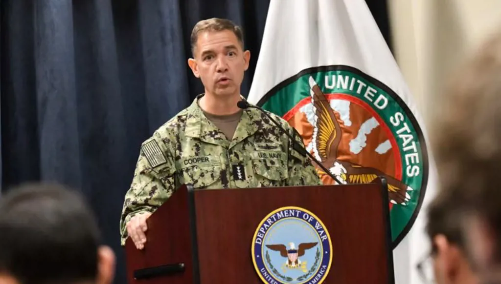 الأدميرال كوبر... من هو "الديبلوماسي المحارب" الذي يقود معركة ترامب في إيران؟