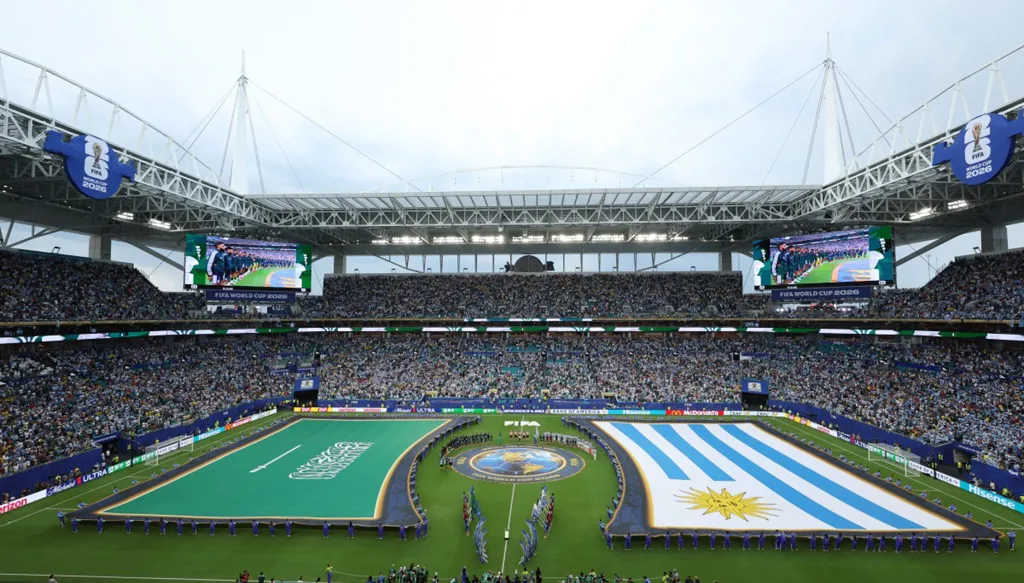 لماذا رُفِع العلم السعودي عن الأرض قبل لقاء أوروغواي في كأس العالم 2026؟