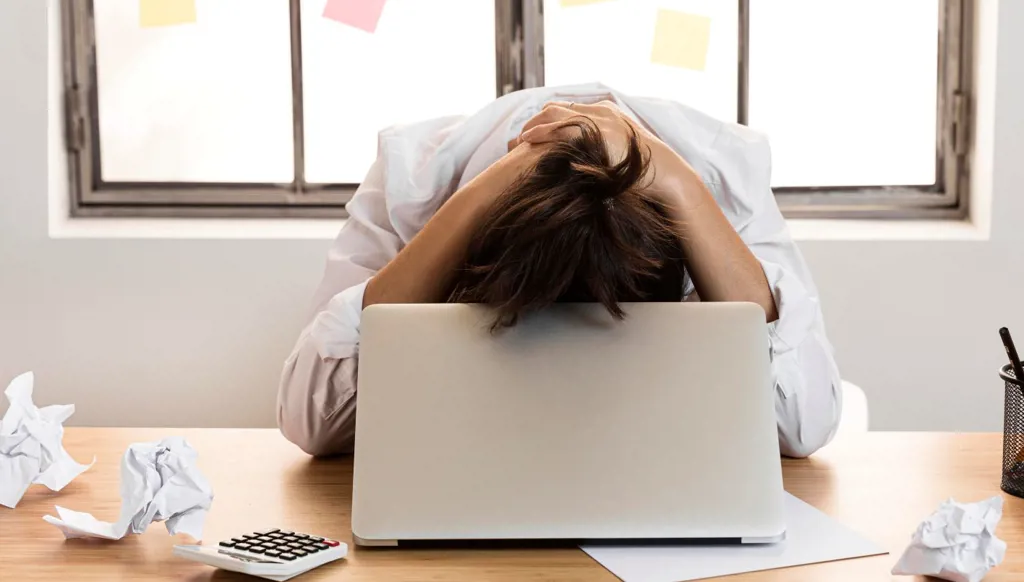 من الإرهاق إلى "Burnout"... متى يجب أن نتوقّف؟ (فيديو)