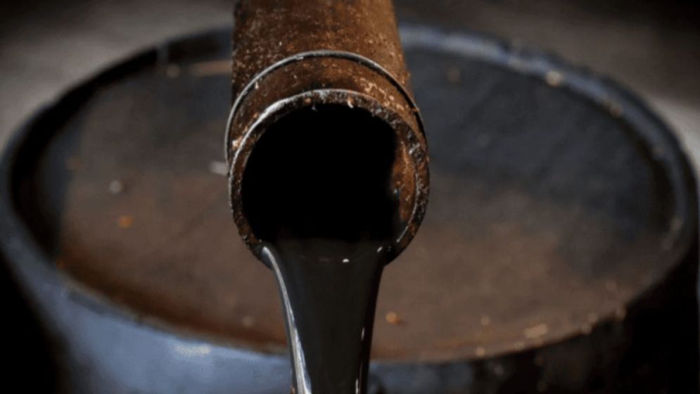 تراجعت أسعار النفط بأكثر من 13% في واحدة من أكبر الانخفاضات اليومية (أ ف ب)