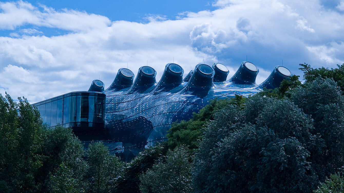 Kunsthaus Graz في النمسا، مبنى فني ذو شكل عضوي لافت لُقّب بالكائن الفضائي الودود بسبب هيئته غير المألوفة وسط النسيج التاريخي للمدينة. (Universalmuseum Joanneum)