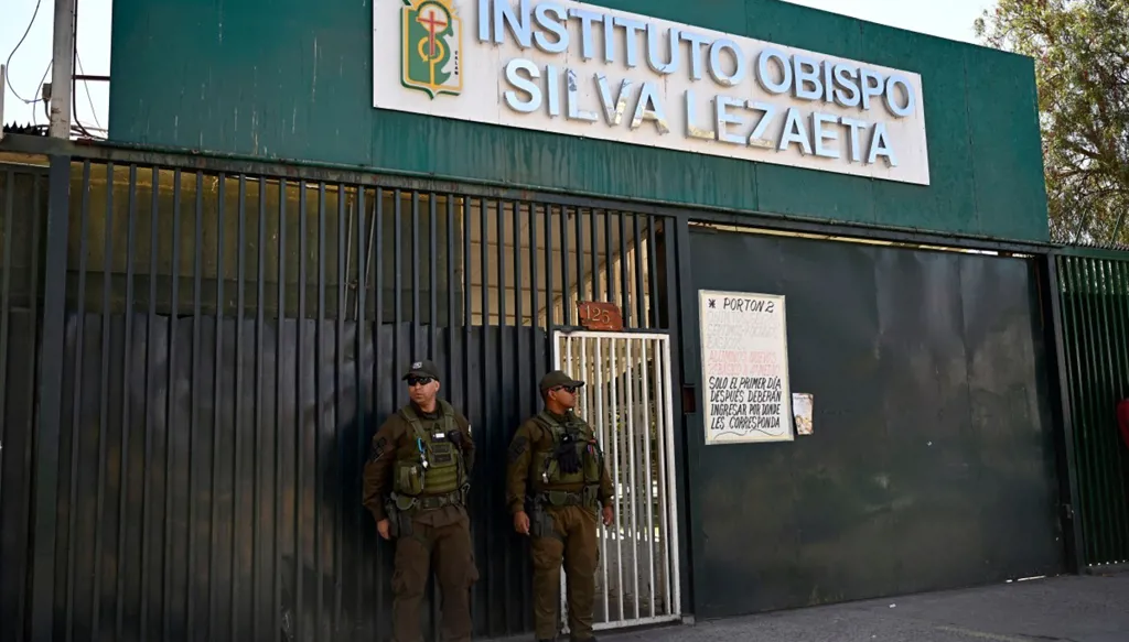 داخل مدرسة... طالب يقتل شخصاً ويجرح أربعة آخرين!