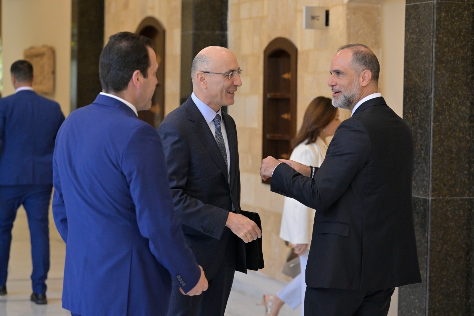 قبيل انعقاد الجلسة (نبيل اسماعيل).