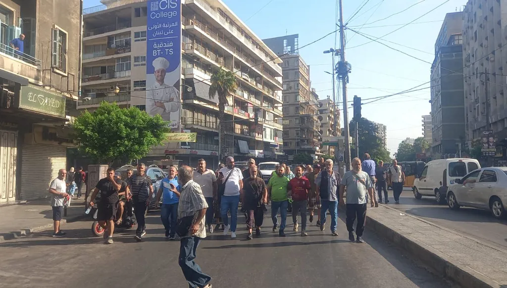 بالفيديو- وقفة حداد في طرابلس بعد وفاة عامل بلدي إثر حادث مأسوي