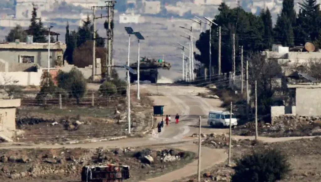 المرصد السوري: توغّل إسرائيلي في ريف القنيطرة وتفتيش منازل وتوزيع مساعدات!