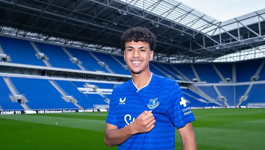 مغربي واعد يوقّع لإيفرتون حتى 2029